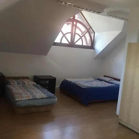Göncölház Hostel *