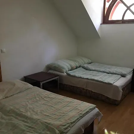 Göncölház Hostel